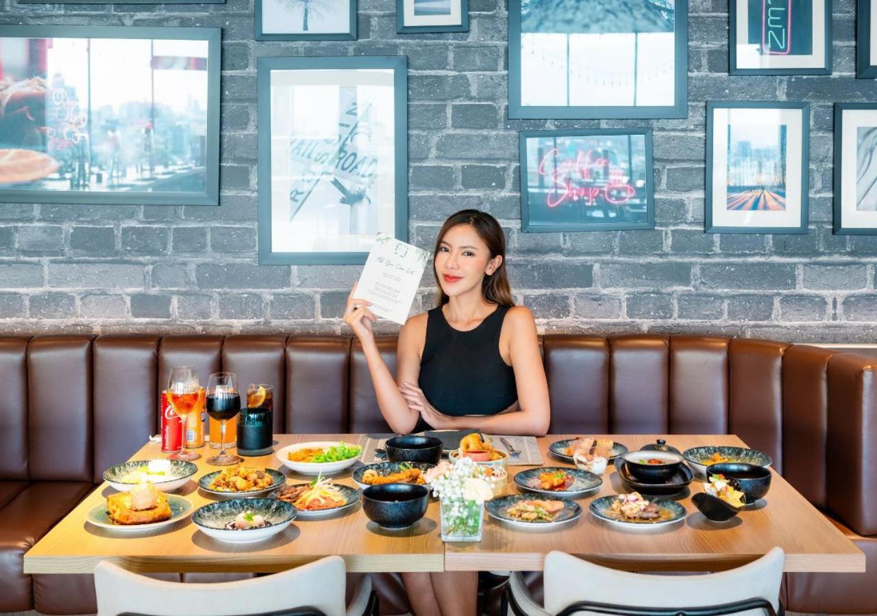 Avani Sukhumvit Bangkok Hotel Exteriér fotografie A woman eating at a restaurant