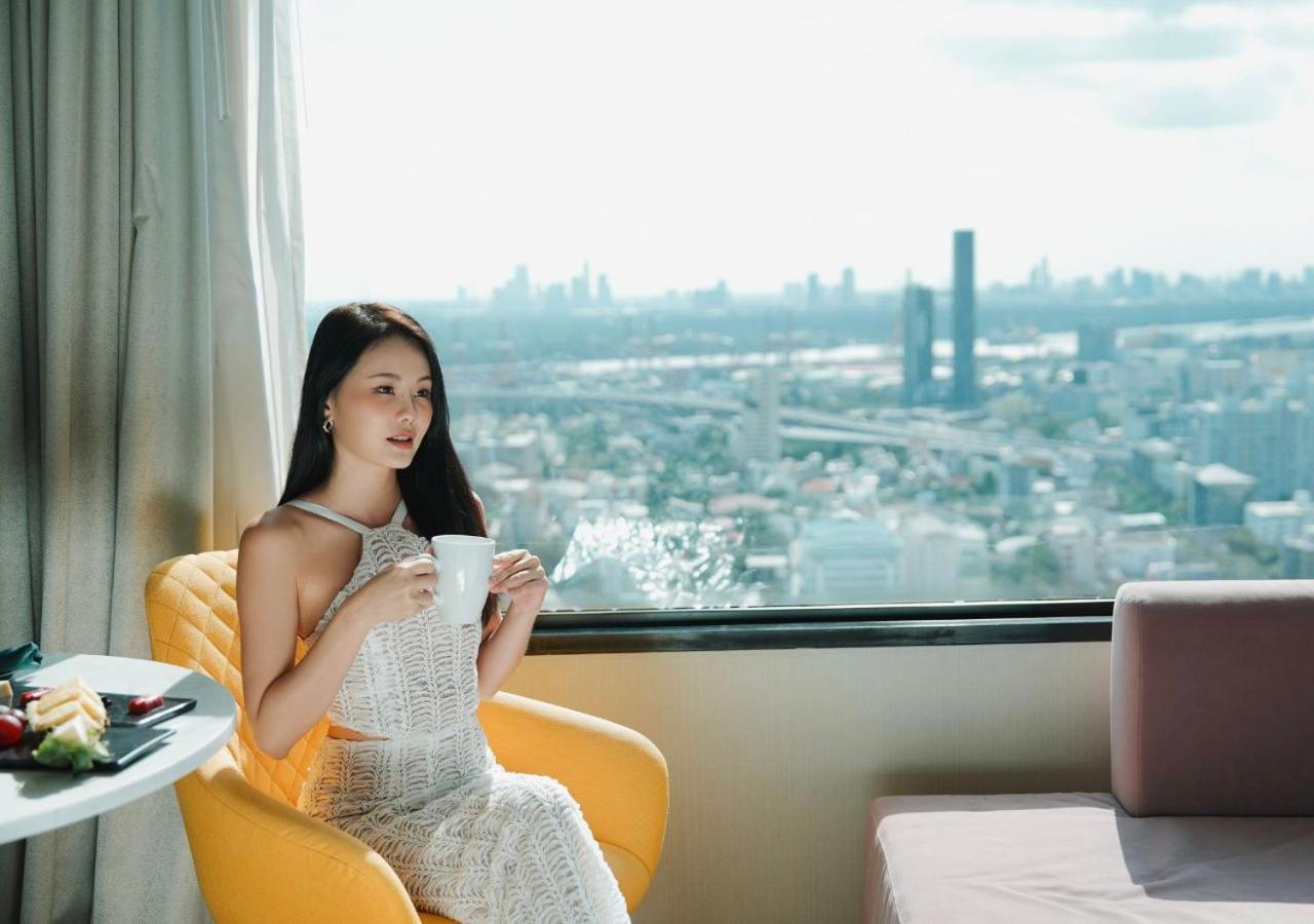 Avani Sukhumvit Bangkok Hotel Exteriér fotografie A woman drinking coffee