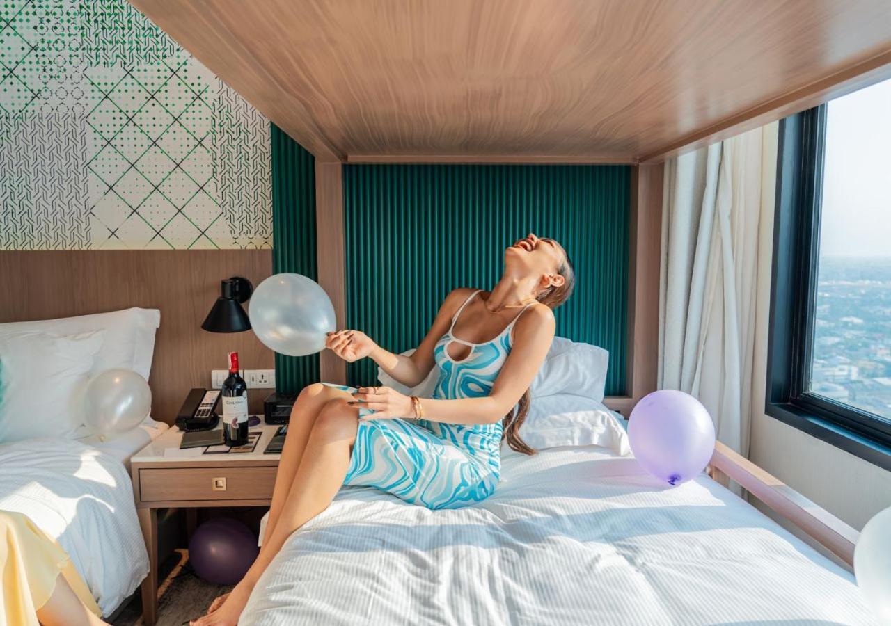 Avani Sukhumvit Bangkok Hotel Exteriér fotografie A woman in a hotel room