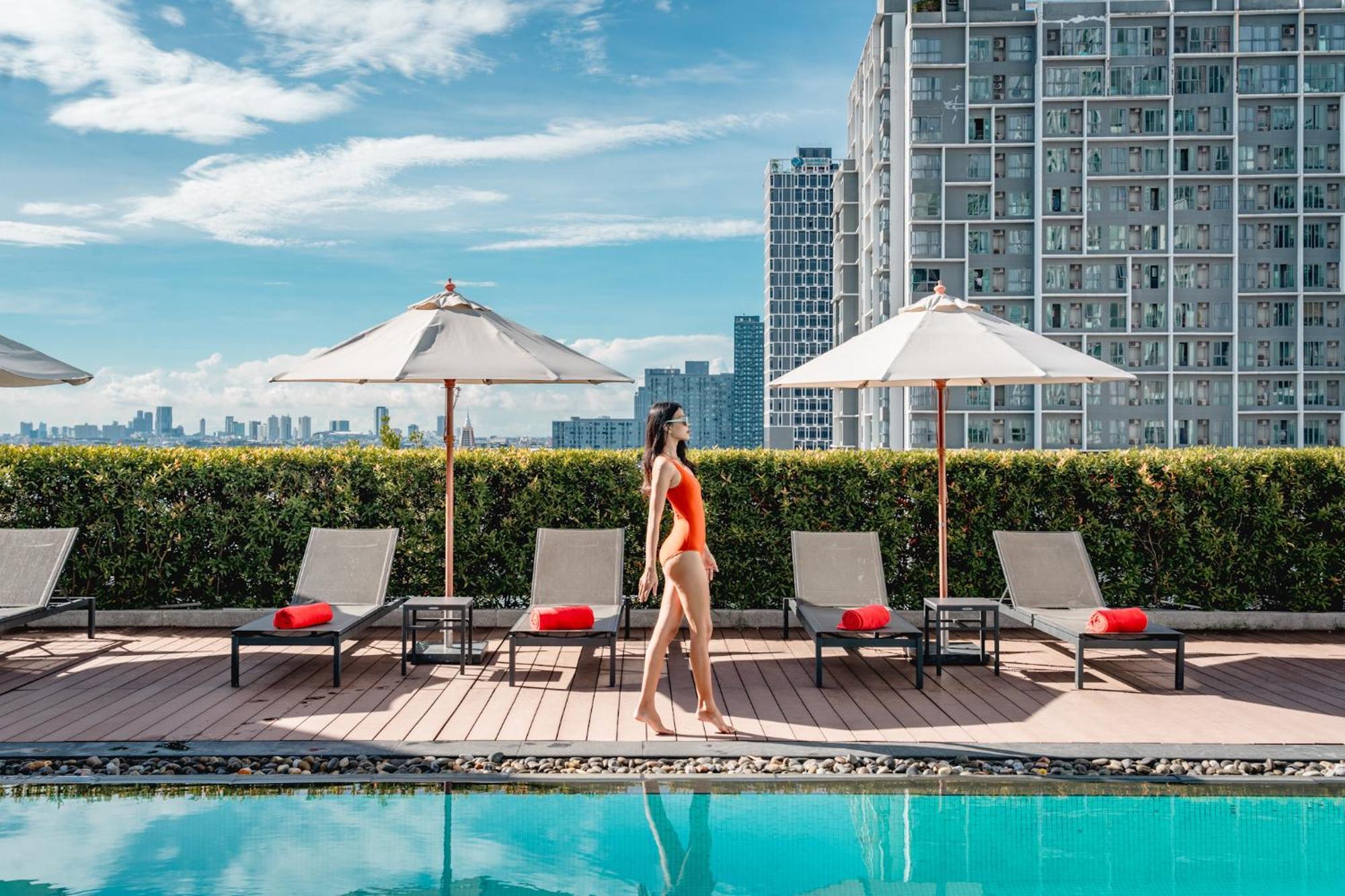Avani Sukhumvit Bangkok Hotel Exteriér fotografie The rooftop pool at the hotel